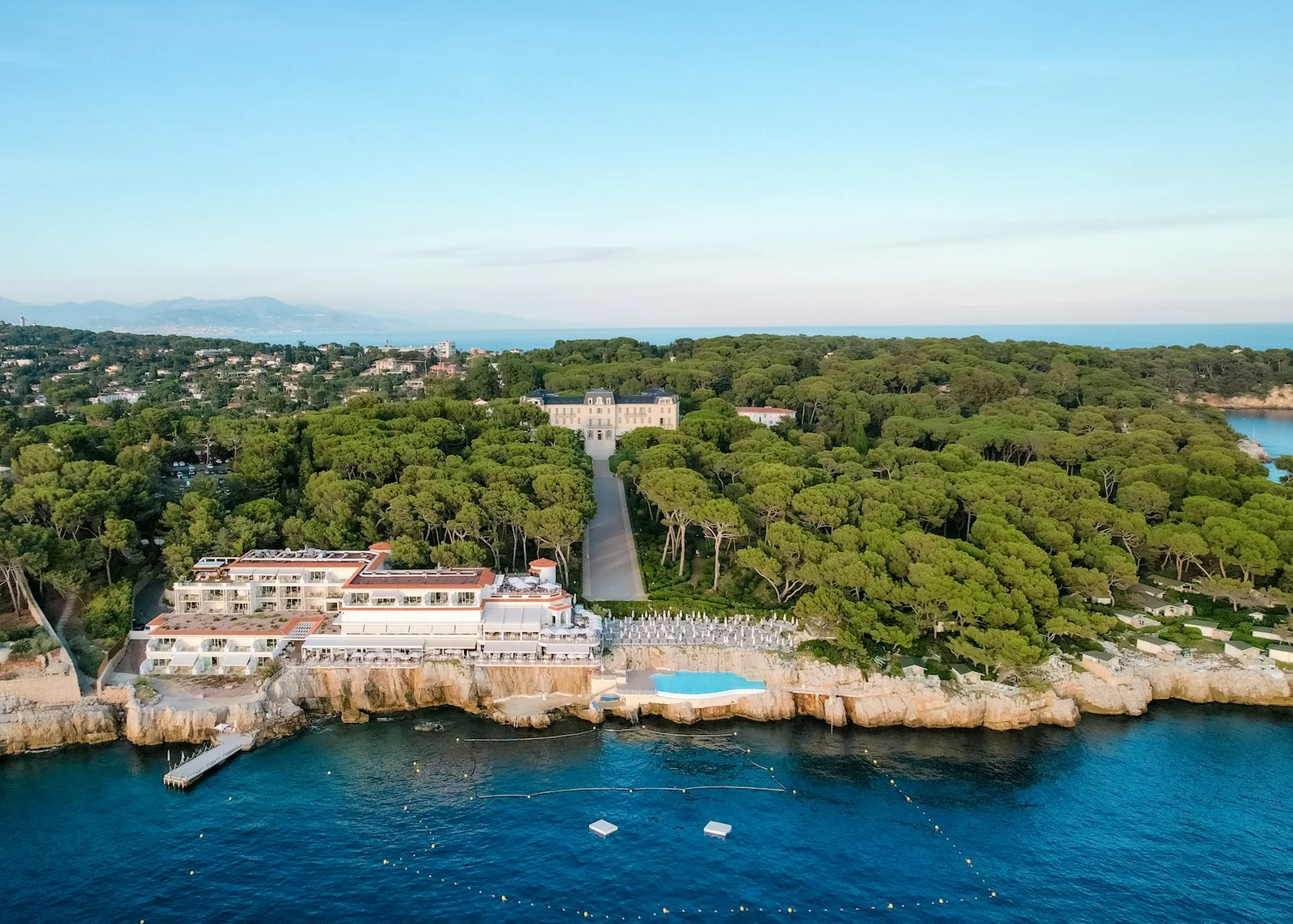 Vue aérienne du cap d’Antibes, pinède et hôtel du Cap-Eden-Roc au bord de la Méditerranée.