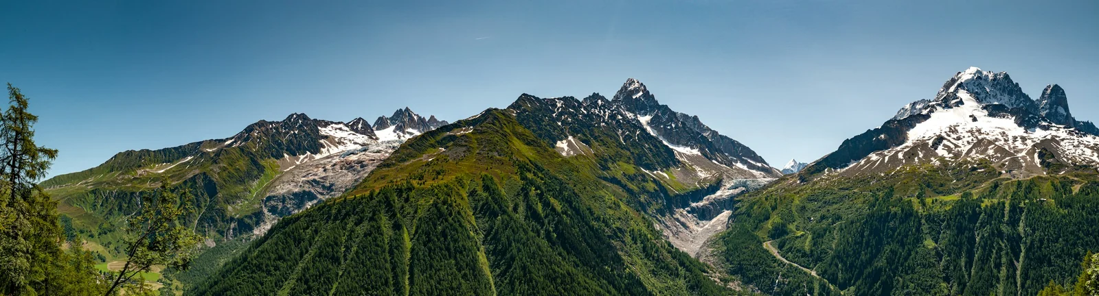 Panorama des sommets autour d’Argentière, dans le massif du Mont-Blanc, sous un ciel bleu.