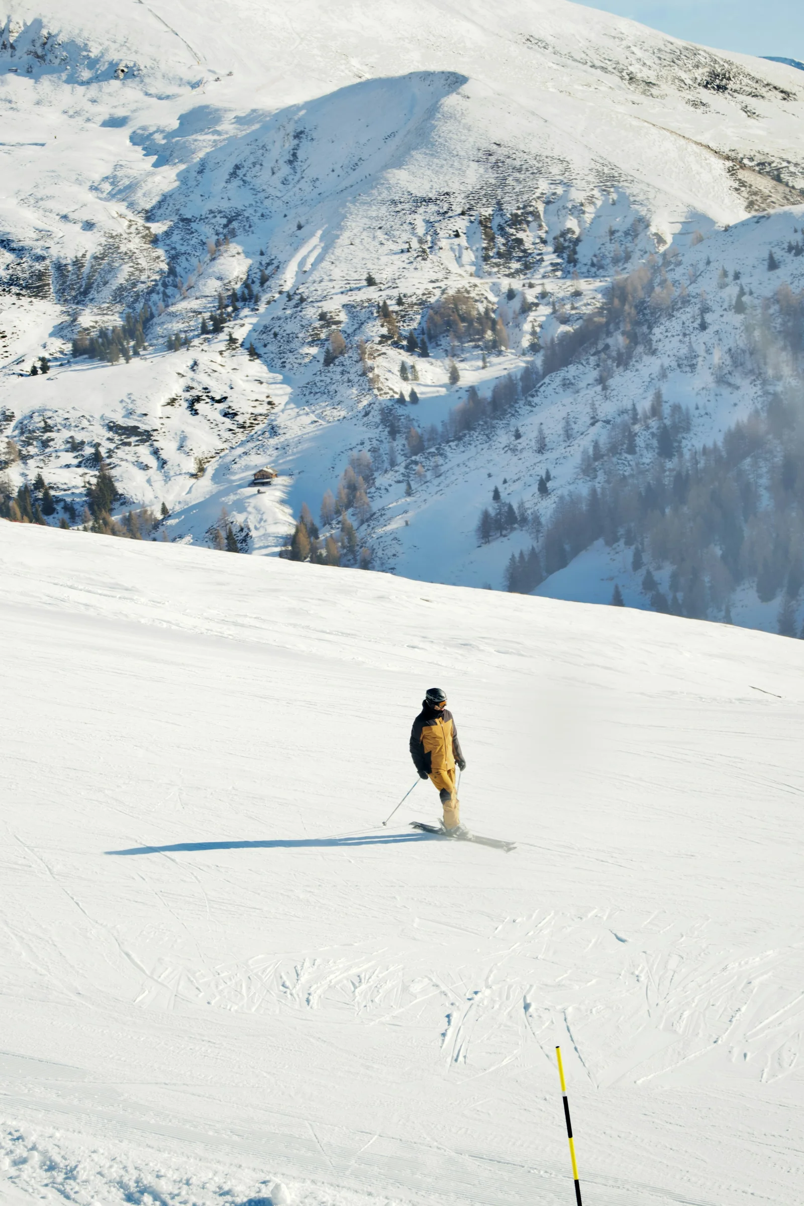 Un skieur seul sur une pente enneigée à Merano 2000, dans les Alpes italiennes.