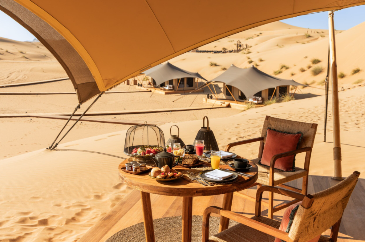 Petit-déjeuner luxueux sur terrasse avec vue panoramique Nil - Expérience gastronomique voyage - ADN Voyage