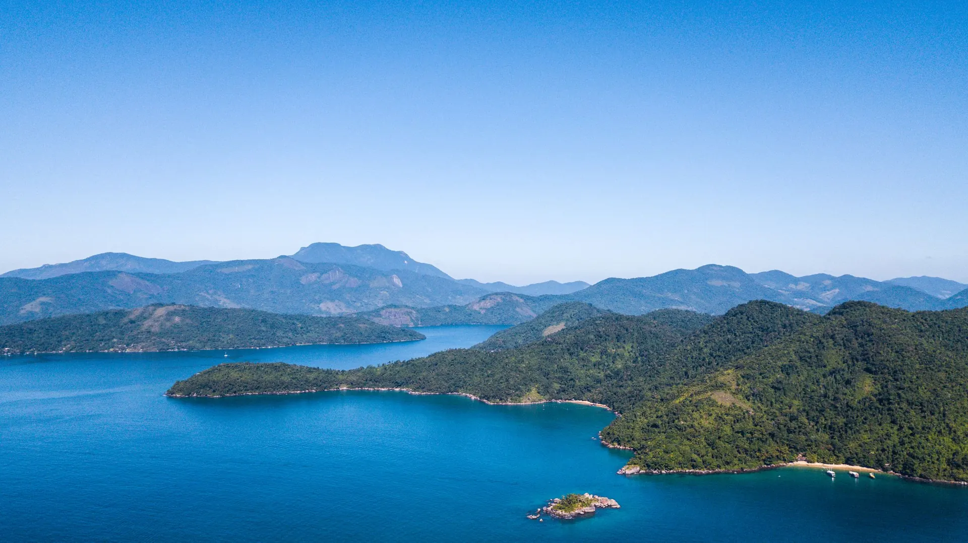 Baie de Paraty et îles couvertes de forêt atlantique sur la Costa Verde, vue aérienne