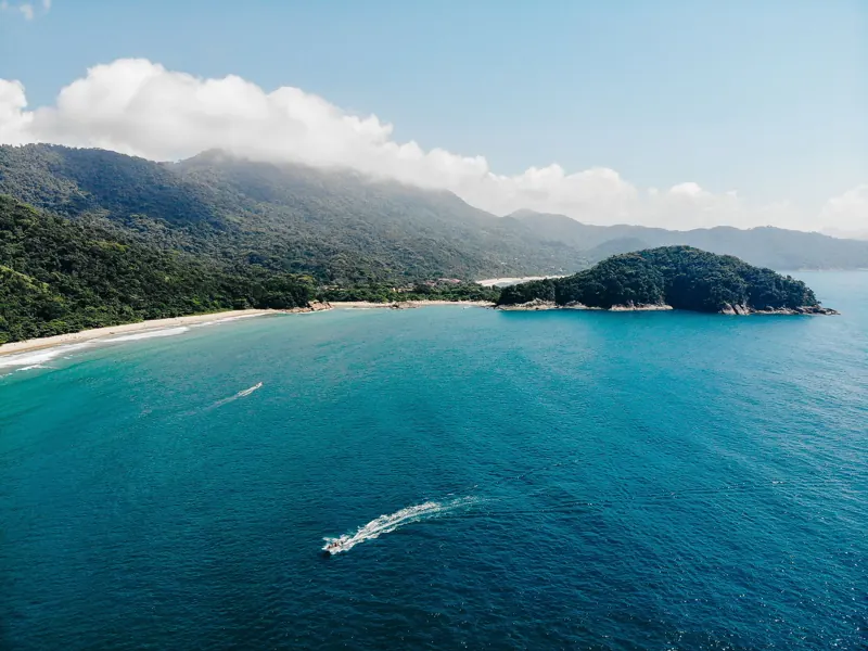 Plage d'Ilha Grande bordée de forêt atlantique, vue du ciel, État de Rio de Janeiro