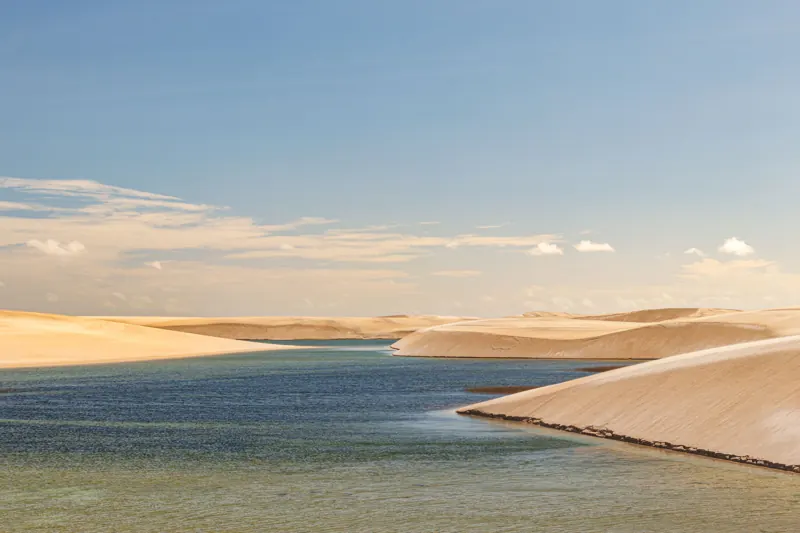 Dunes de sable clair et lagune d'eau douce des Lençóis Maranhenses, au Maranhão