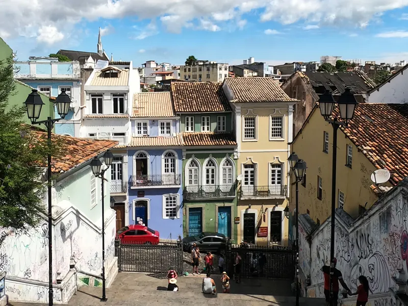 Façades coloniales colorées du Pelourinho, centre historique de Salvador de Bahia