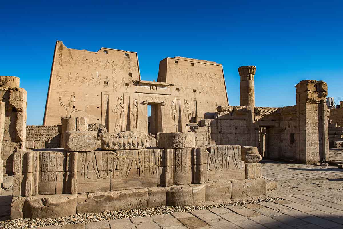 Pylône et reliefs d’un temple de Haute Égypte, plein jour, sans foule