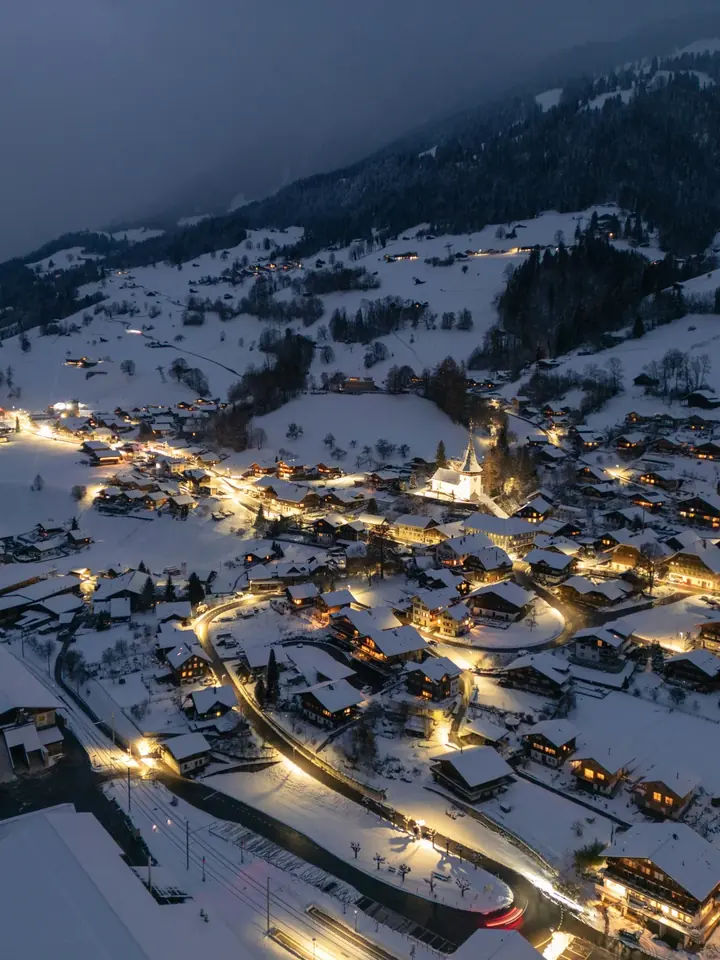 Village alpin sous la neige au crépuscule