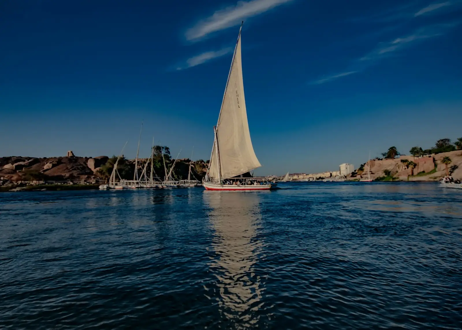 Felouque sous voile sur le Nil, Louxor