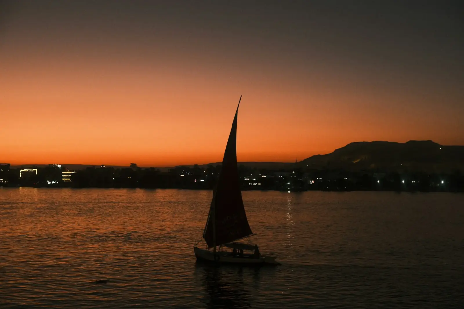Felouque sur le Nil au coucher du soleil, Louxor
