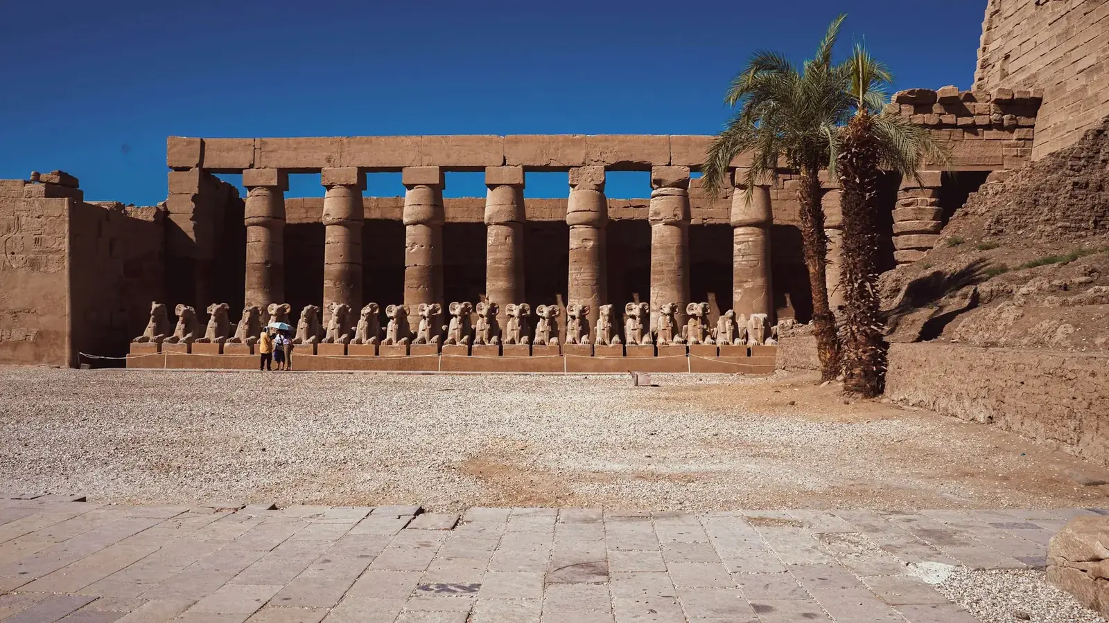 Allée de sphinx et colonnade du temple de Karnak, Louxor