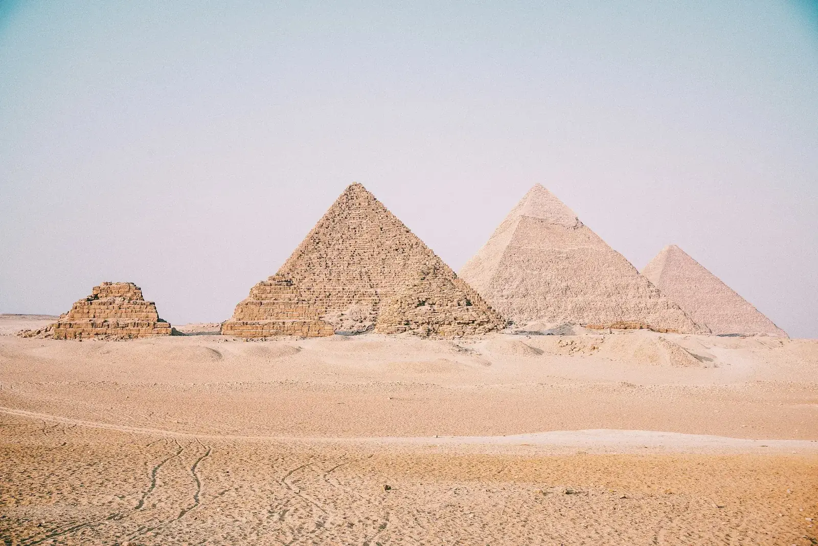 Les pyramides de Gizeh dans une lumière douce