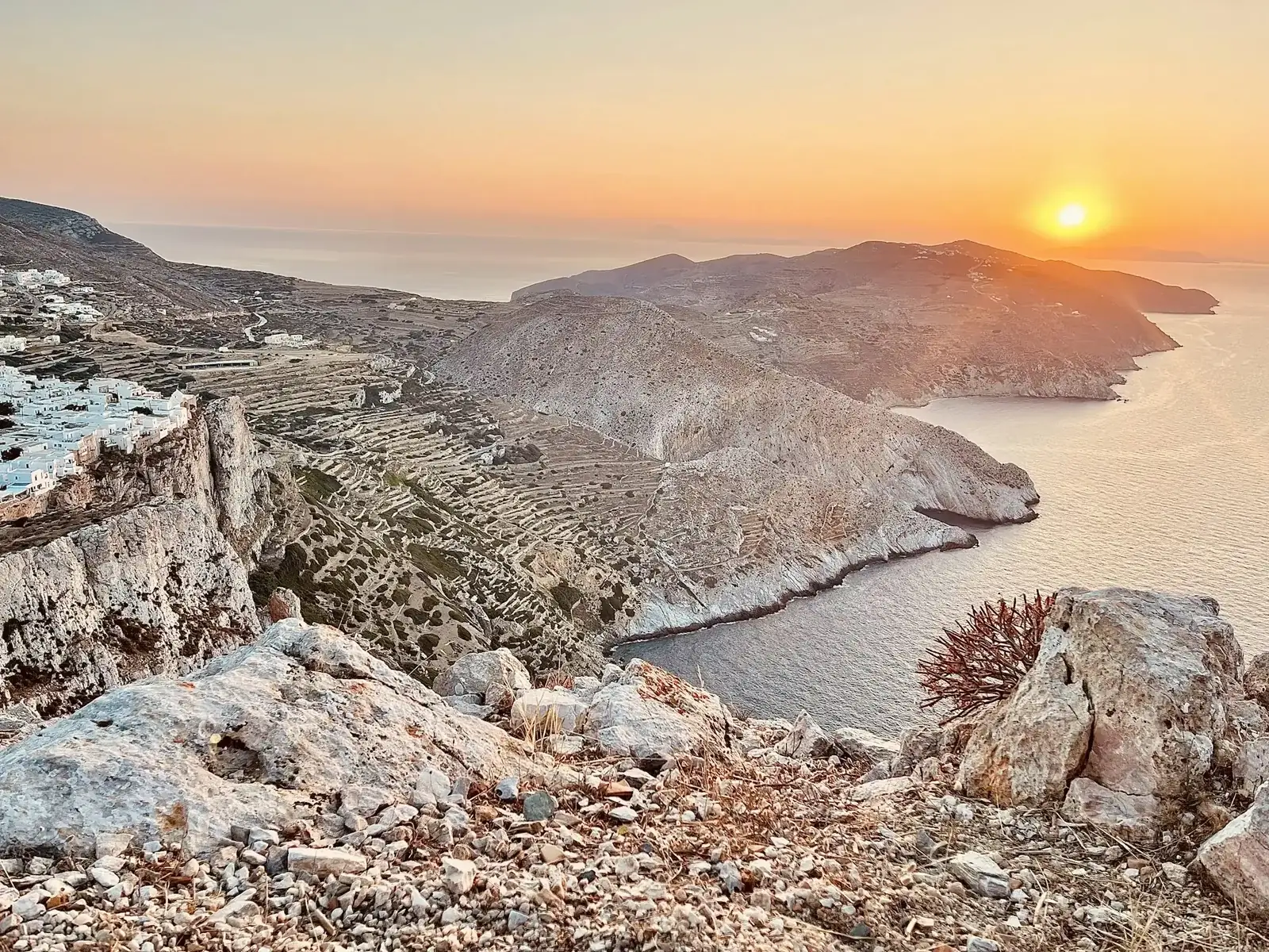 Soleil couchant sur les falaises de Folégandros