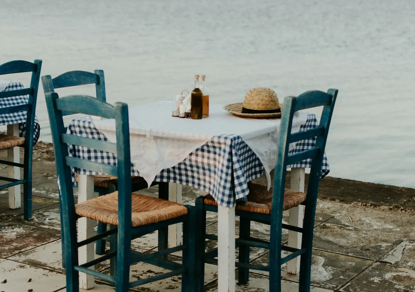 Table de taverne dressée au bord de l'eau, golfe de Corinthe