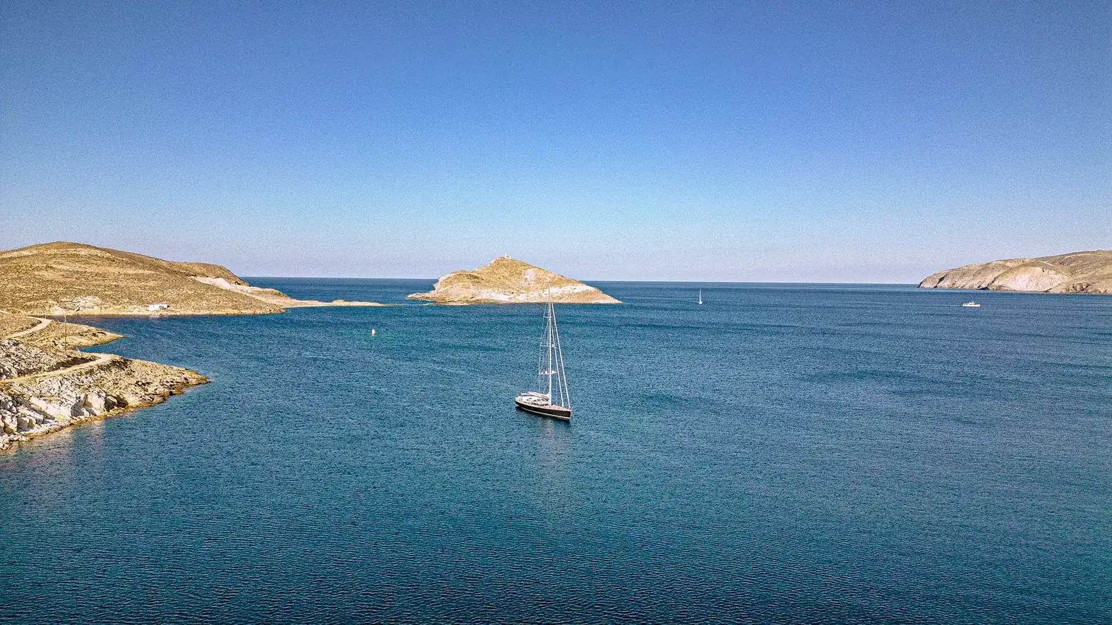 Voilier seul dans une baie de Tinos