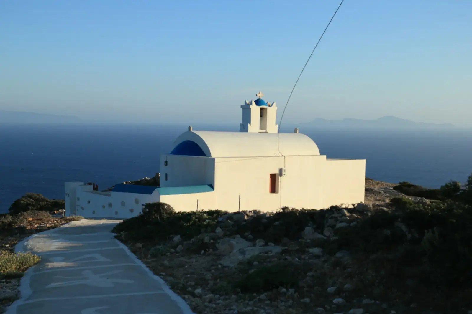 Chapelle blanche du village de Mersini face à la mer, Donoussa