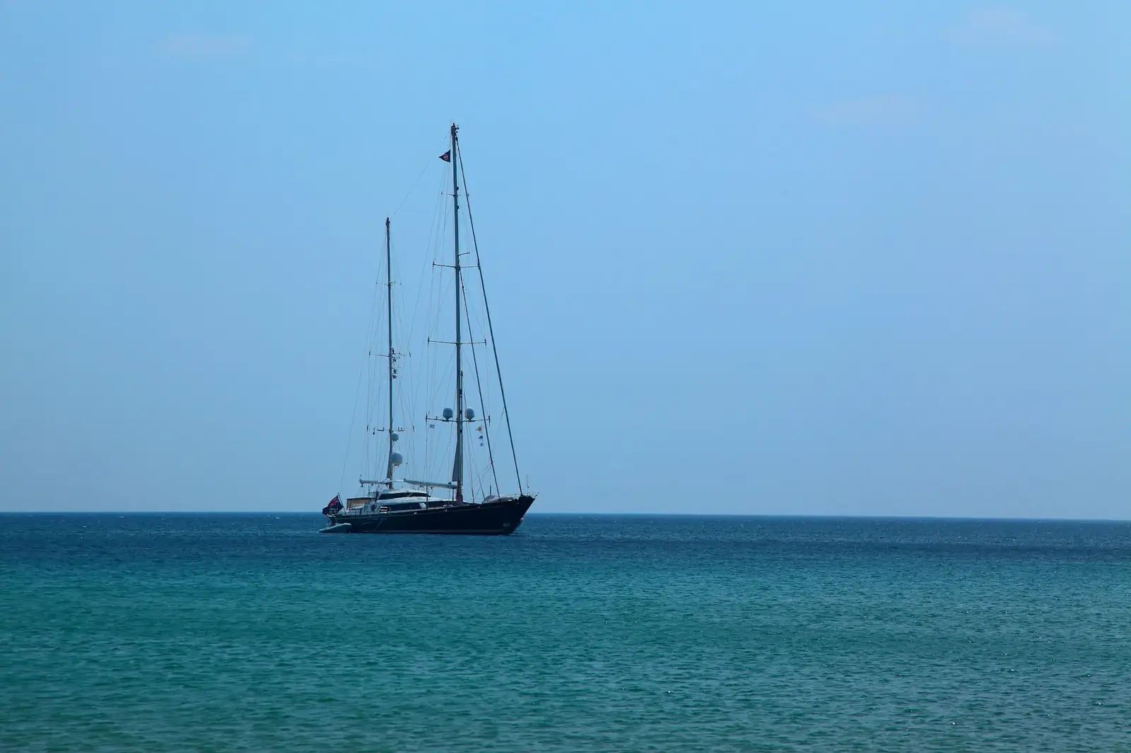 Voilier au mouillage en mer Égée, au large de Samos