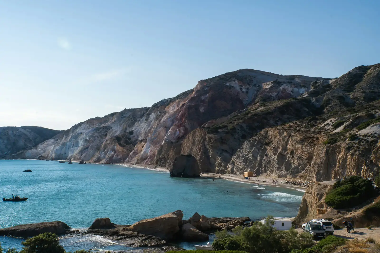 Crique aux falaises colorées sur la côte de Milos