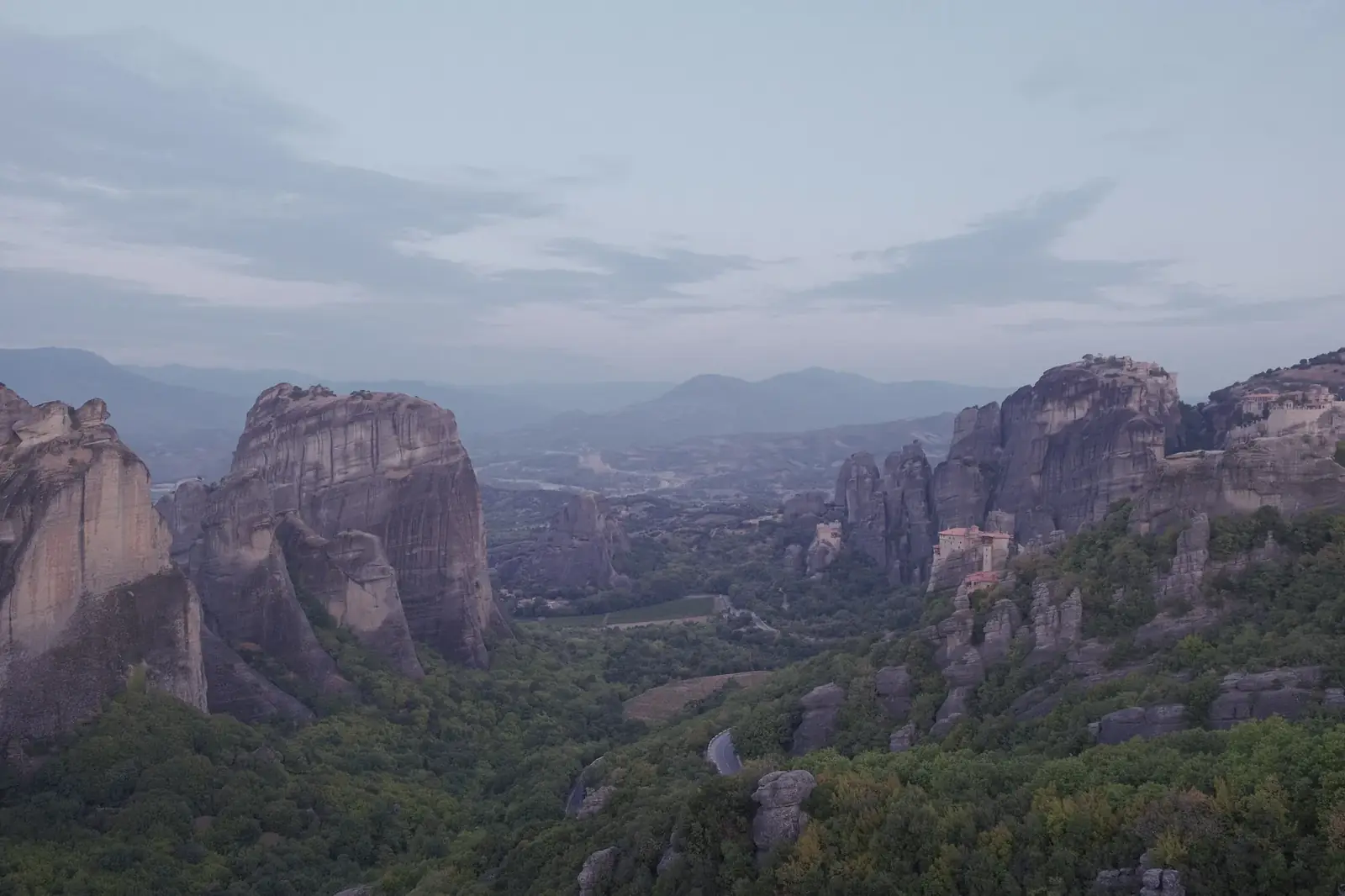 Les Météores dans la première lumière, près de Kalambaka