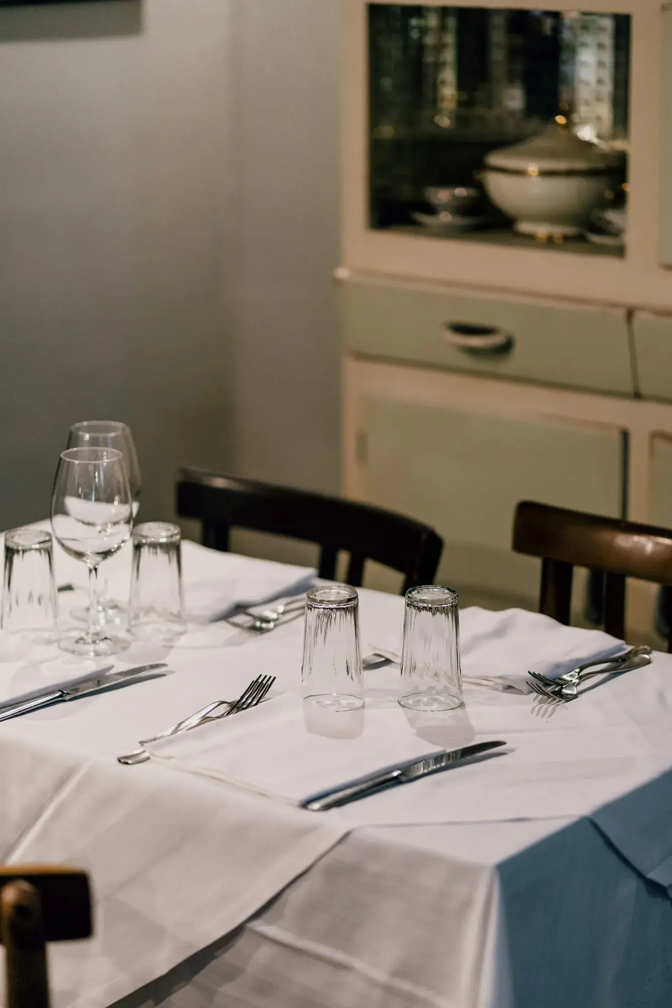 Table dressée dans une salle de trattoria