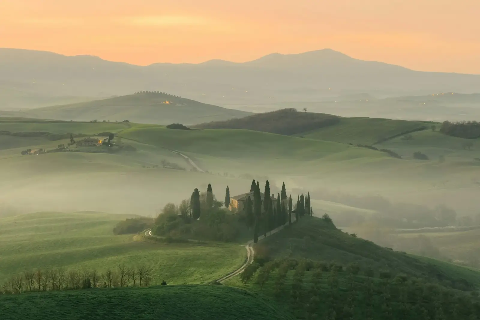 Ferme isolée et cyprès dans la brume, Toscane