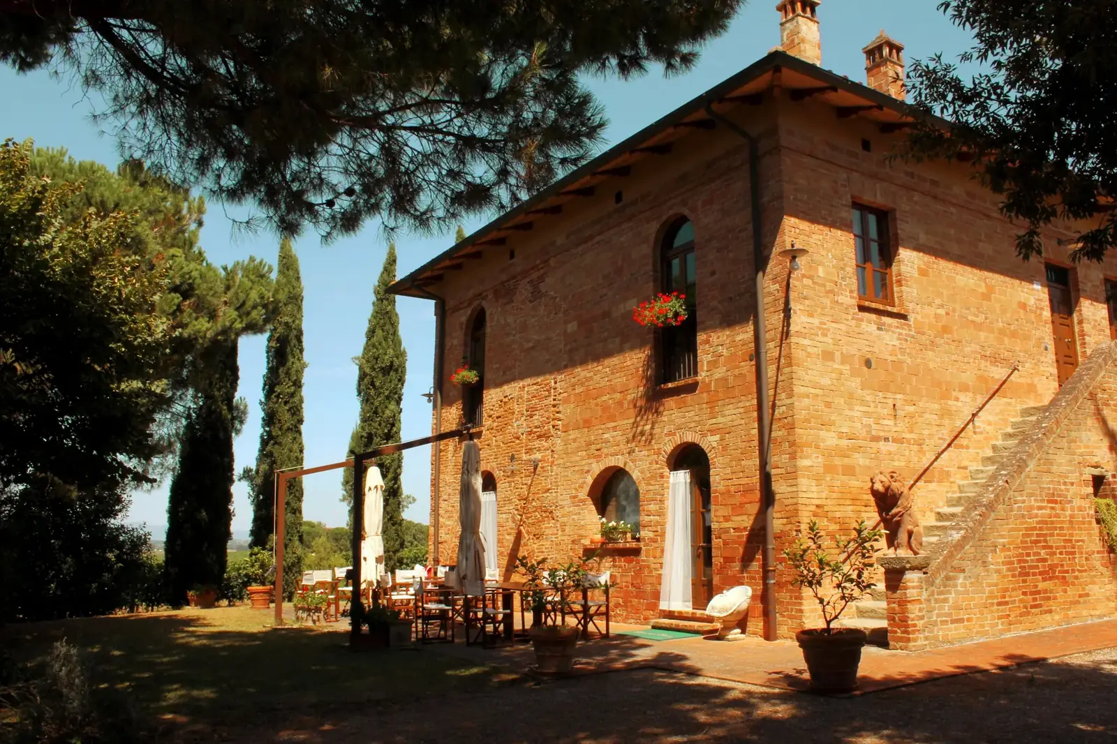 Maison de campagne en briques sous les cyprès, Val d'Orcia