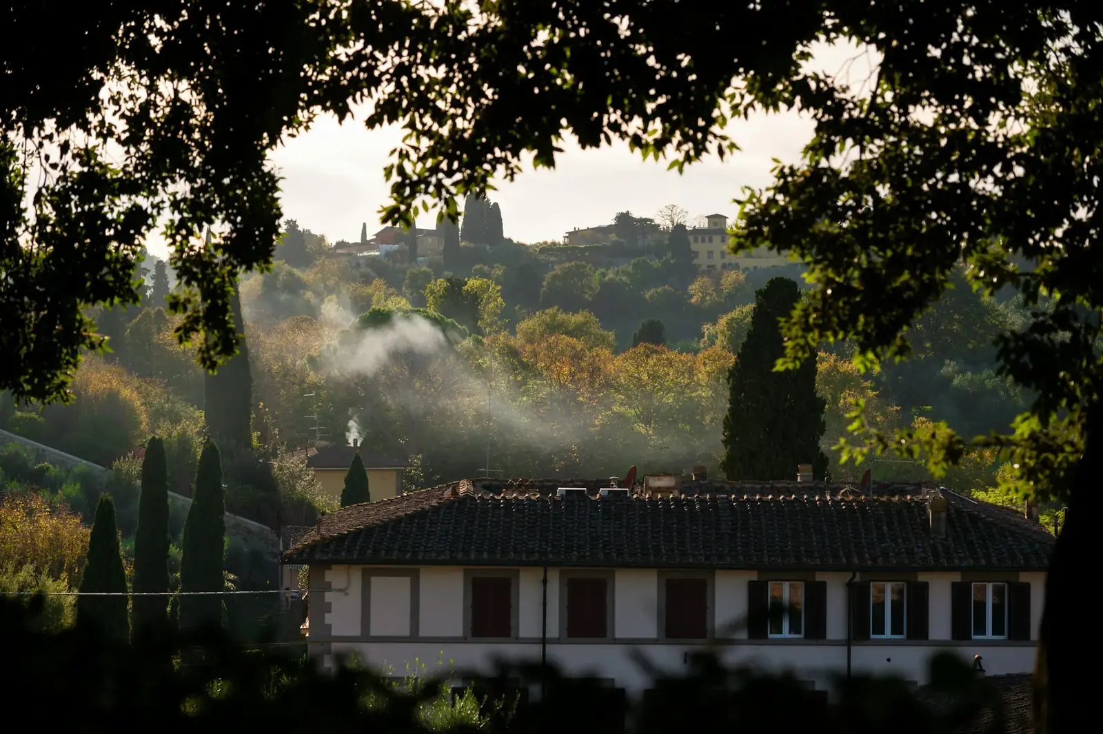Villa toscane au petit matin, collines et brume