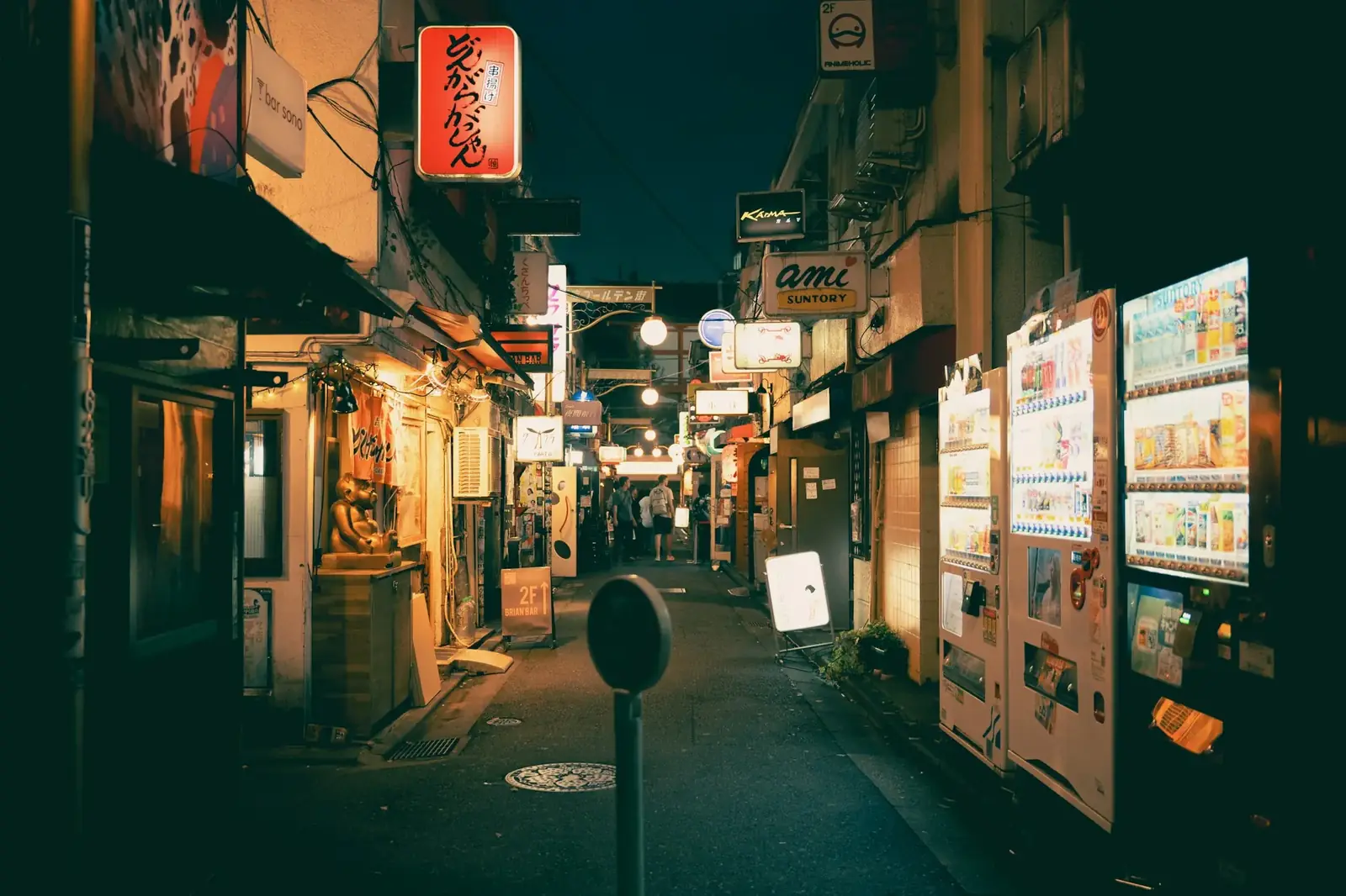 Ruelle de Shinjuku à la nuit tombée, Tokyo