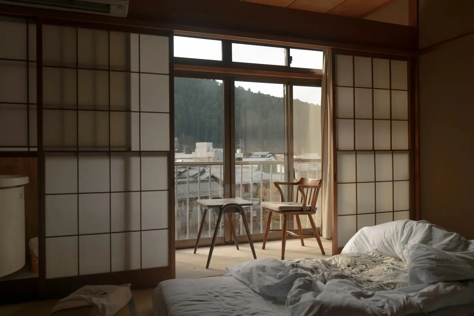 Chambre de ryokan, shoji ouverts sur la montagne, Gujo Hachiman