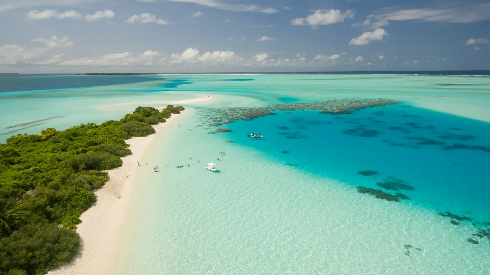 Rivage d'une île et lagon clair, Kudahuvadhoo