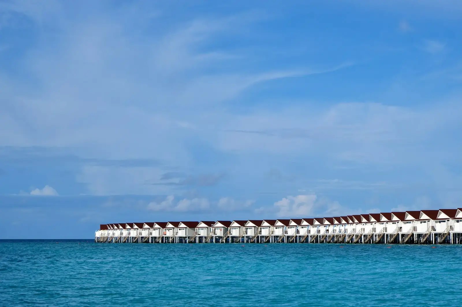Villas sur pilotis alignées sur le lagon