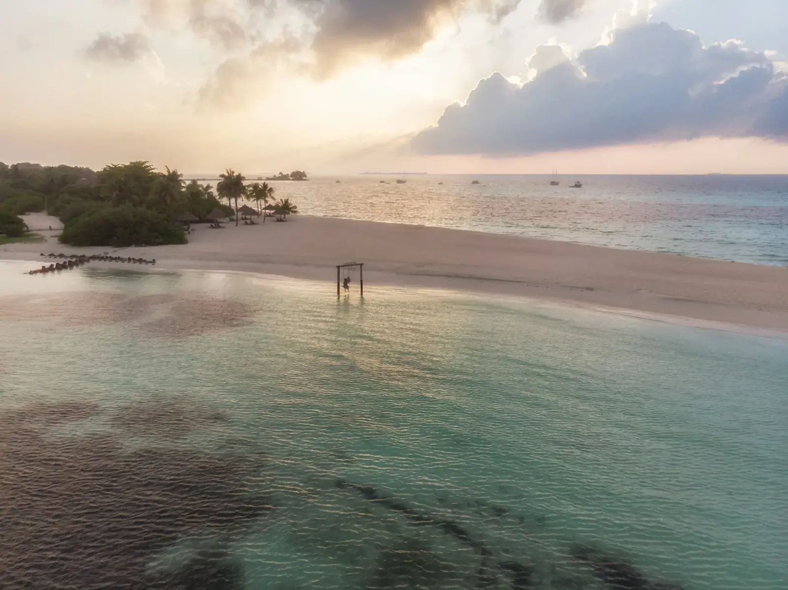 Plage et lagon au crépuscule, Kuredu
