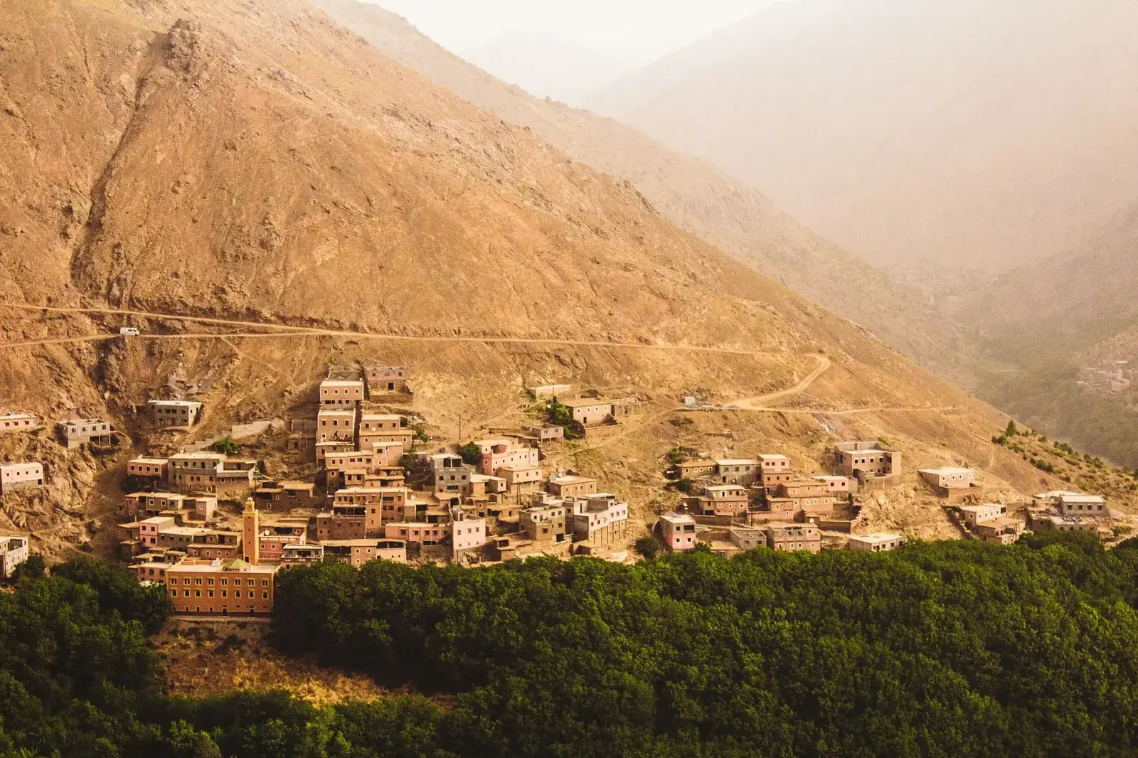 Village de terre accroché à la montagne, Imlil, Haut Atlas