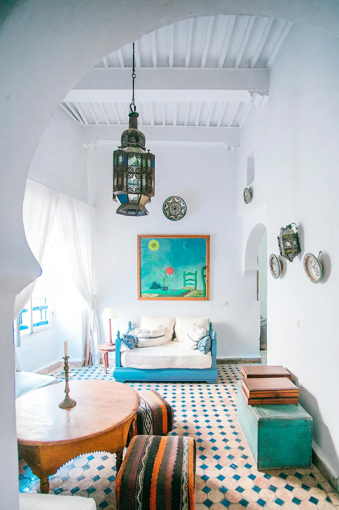 Salon de maison marocaine, zellige et lanterne, Essaouira