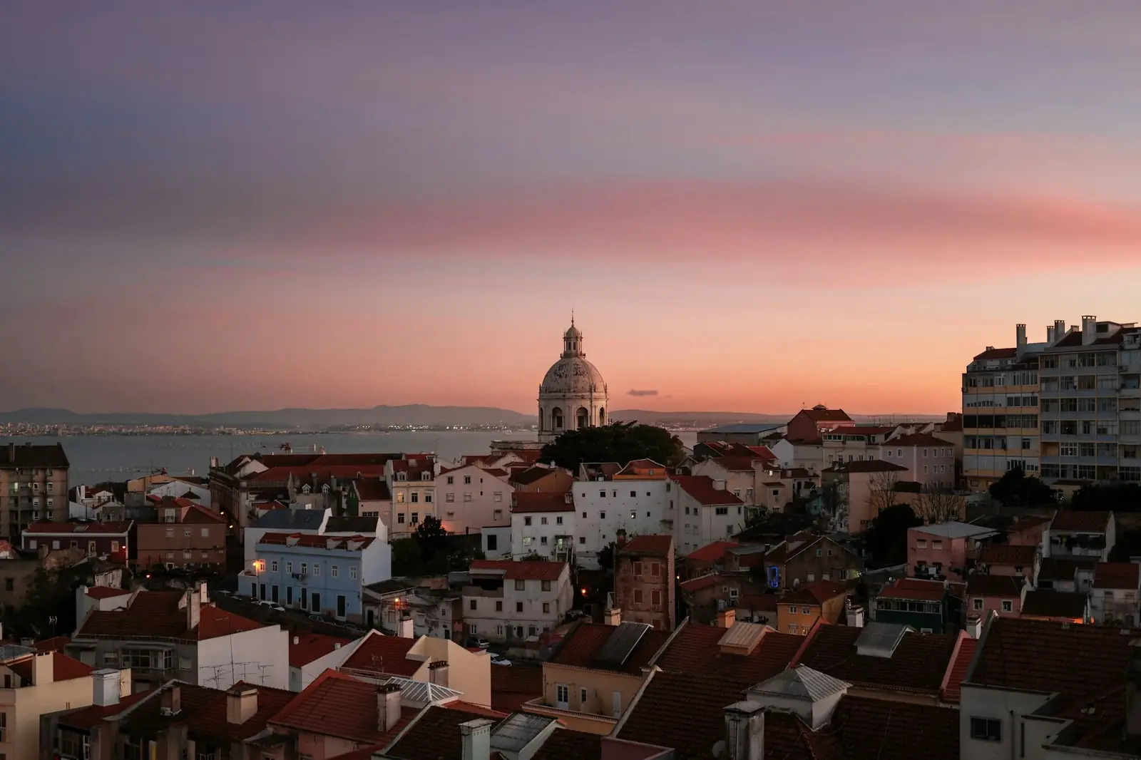 Toits de Lisbonne au crépuscule