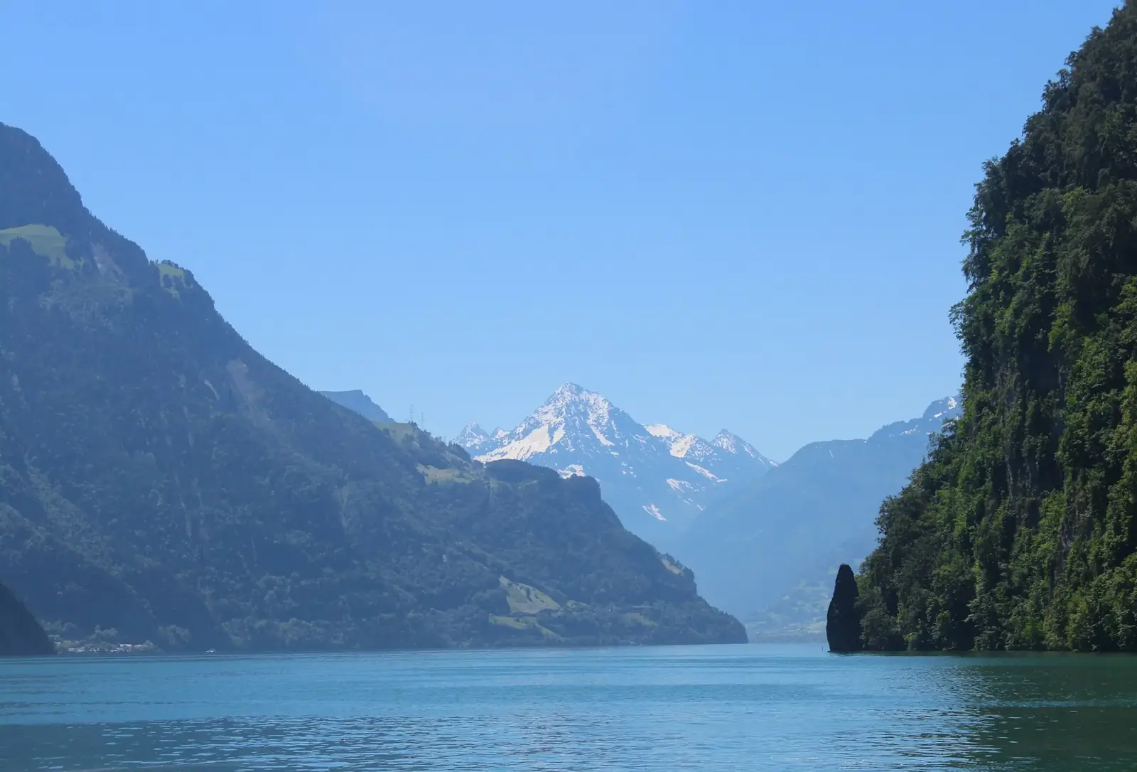 Lac des Quatre-Cantons entre les parois, sommet enneigé au fond