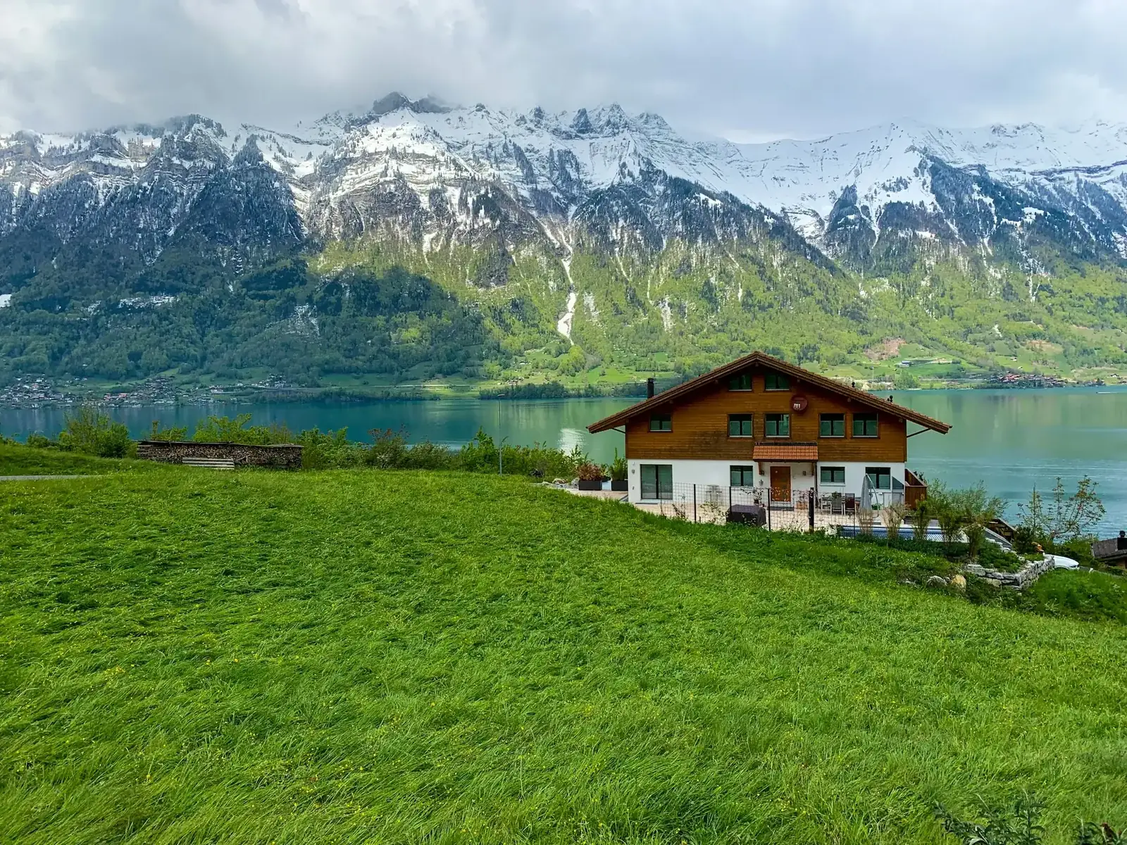 Chalet isolé au bord du lac de Brienz, Iseltwald