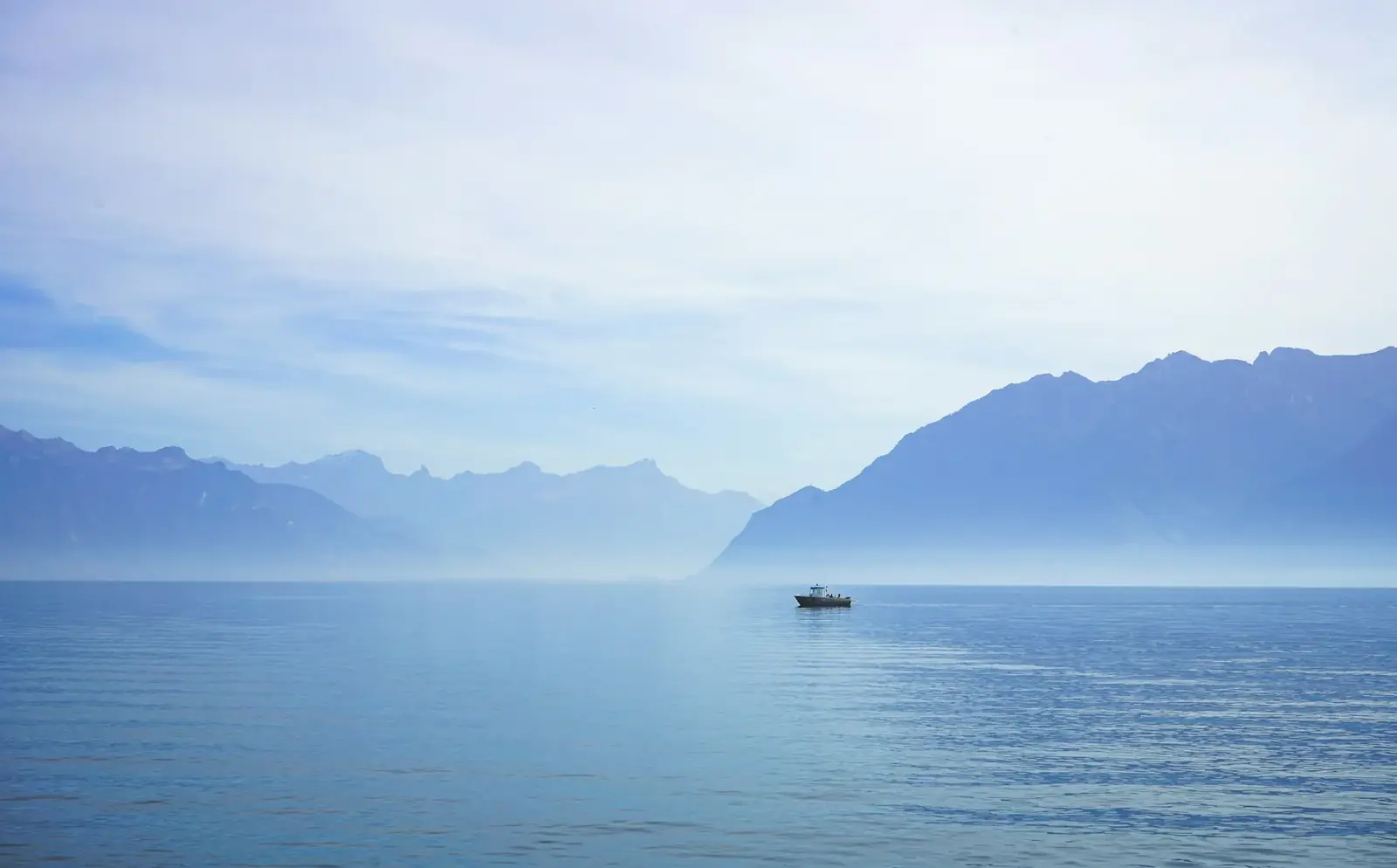 Barque seule sur le Léman au matin, Lavaux