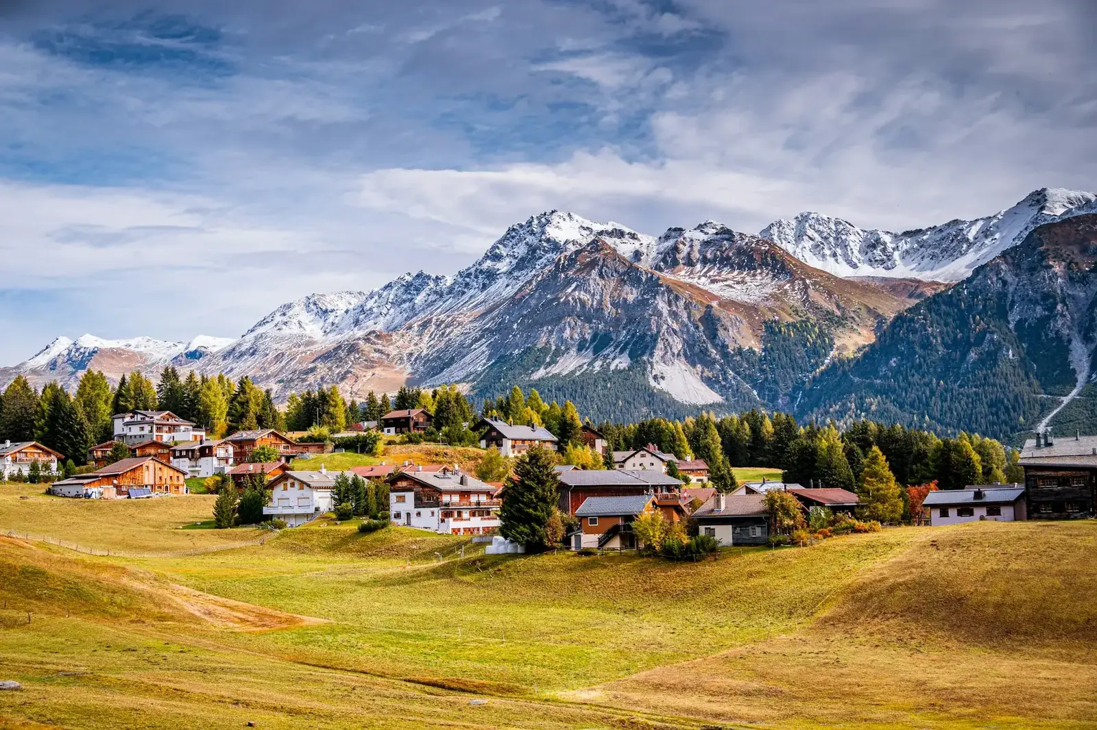 Village de Sporz sur son plateau, montagnes des Grisons
