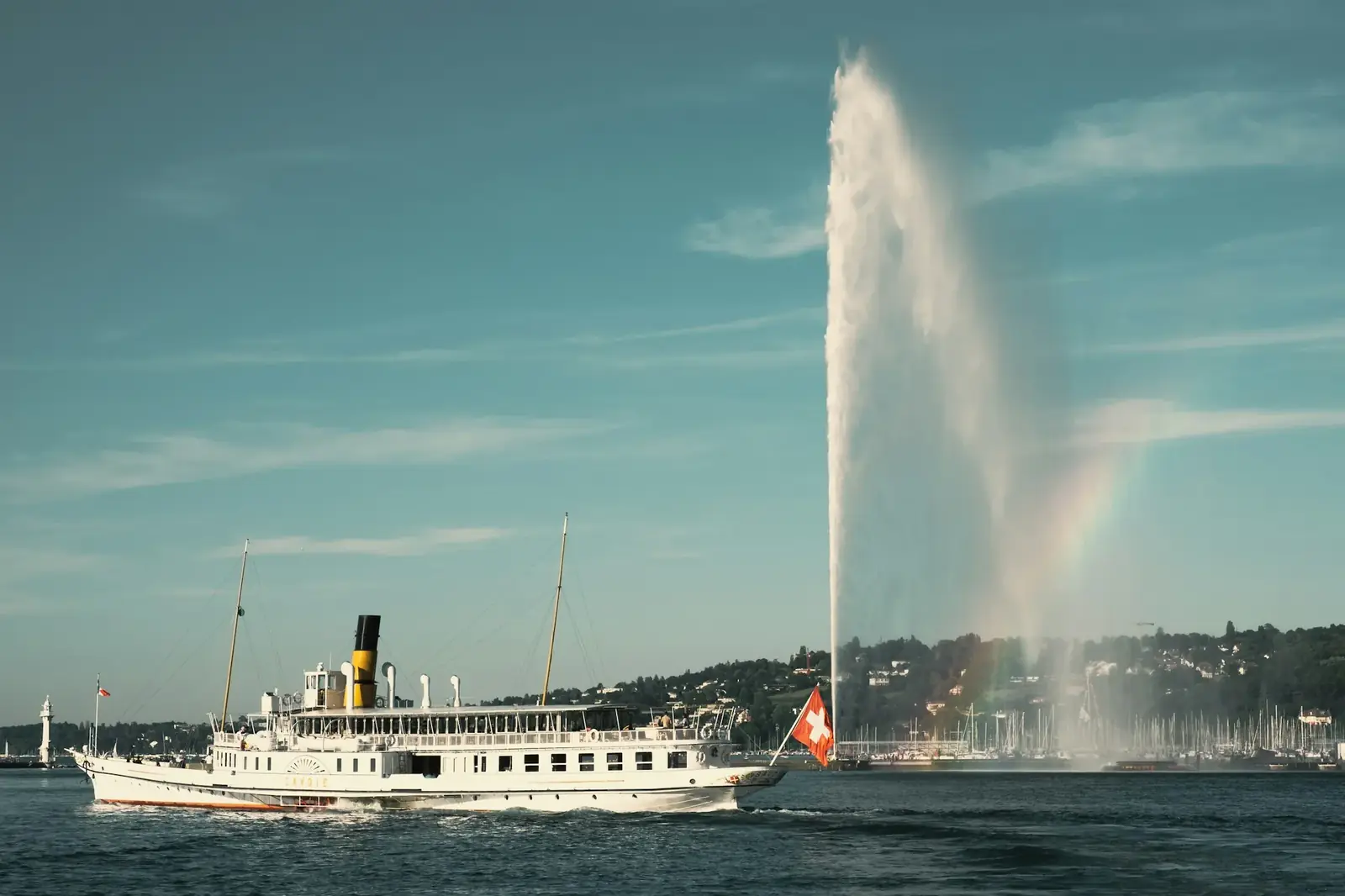 Bateau à vapeur devant le jet d'eau de Genève
