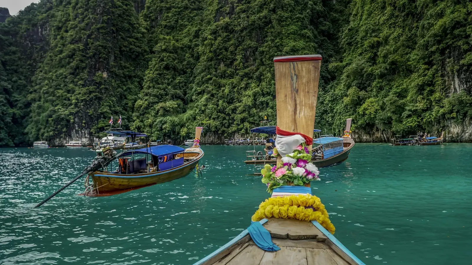 Bateaux longue queue dans le lagon de Pileh, Krabi