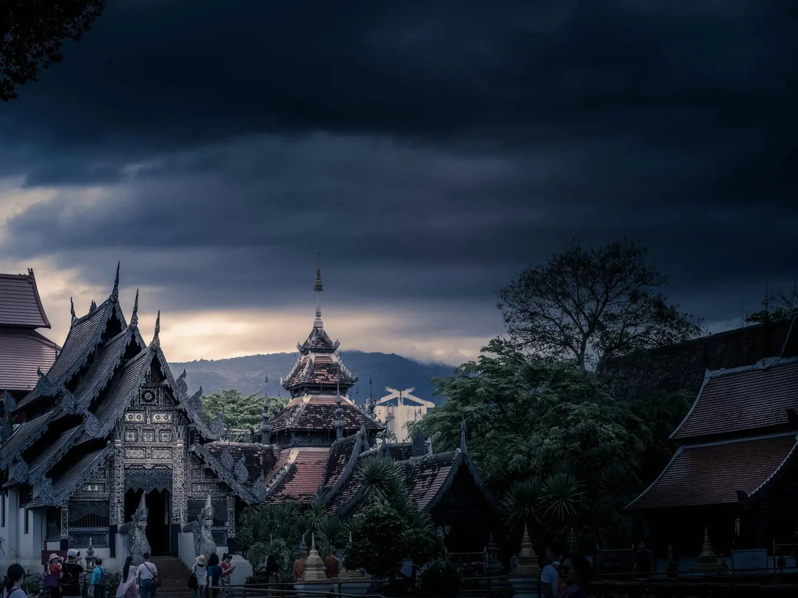Temples de Chiang Mai sous un ciel d'orage