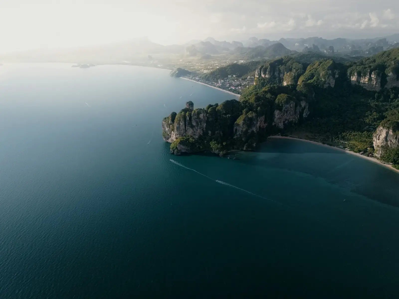 Falaises calcaires et mer d'Andaman vues du ciel, Krabi
