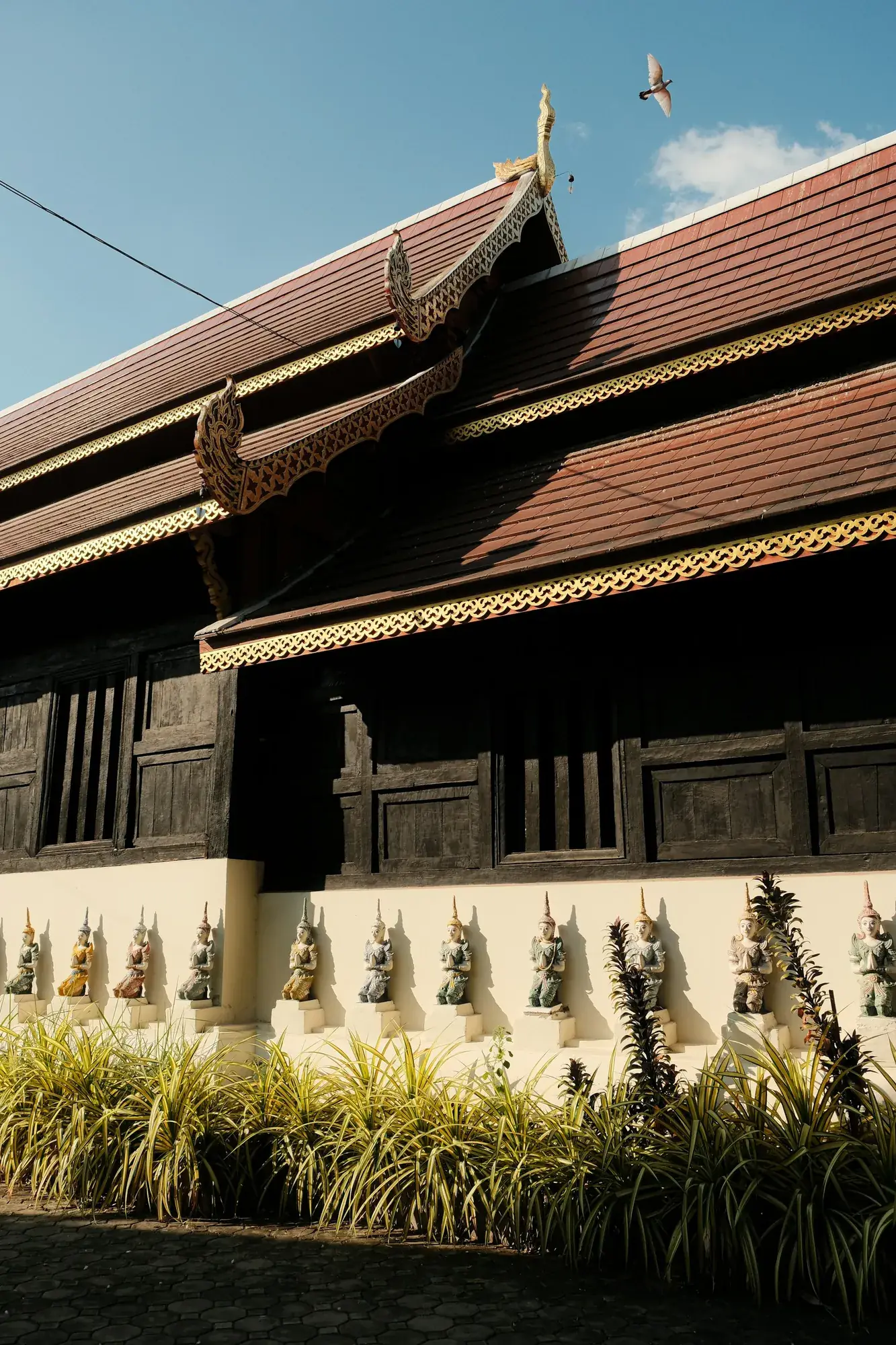 Façade de bois d'un temple de Chiang Mai