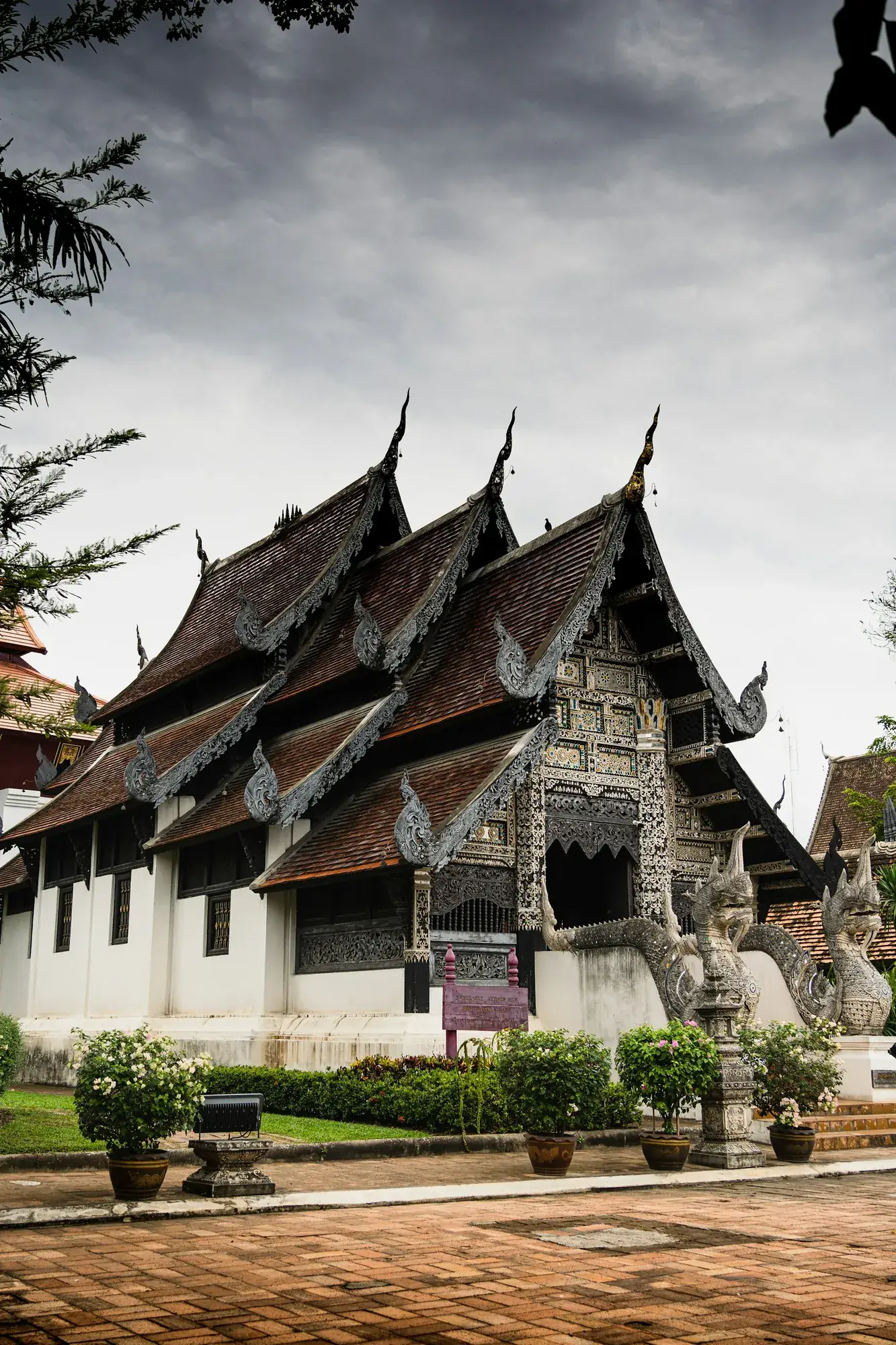 Temple de bois ancien à Chiang Mai