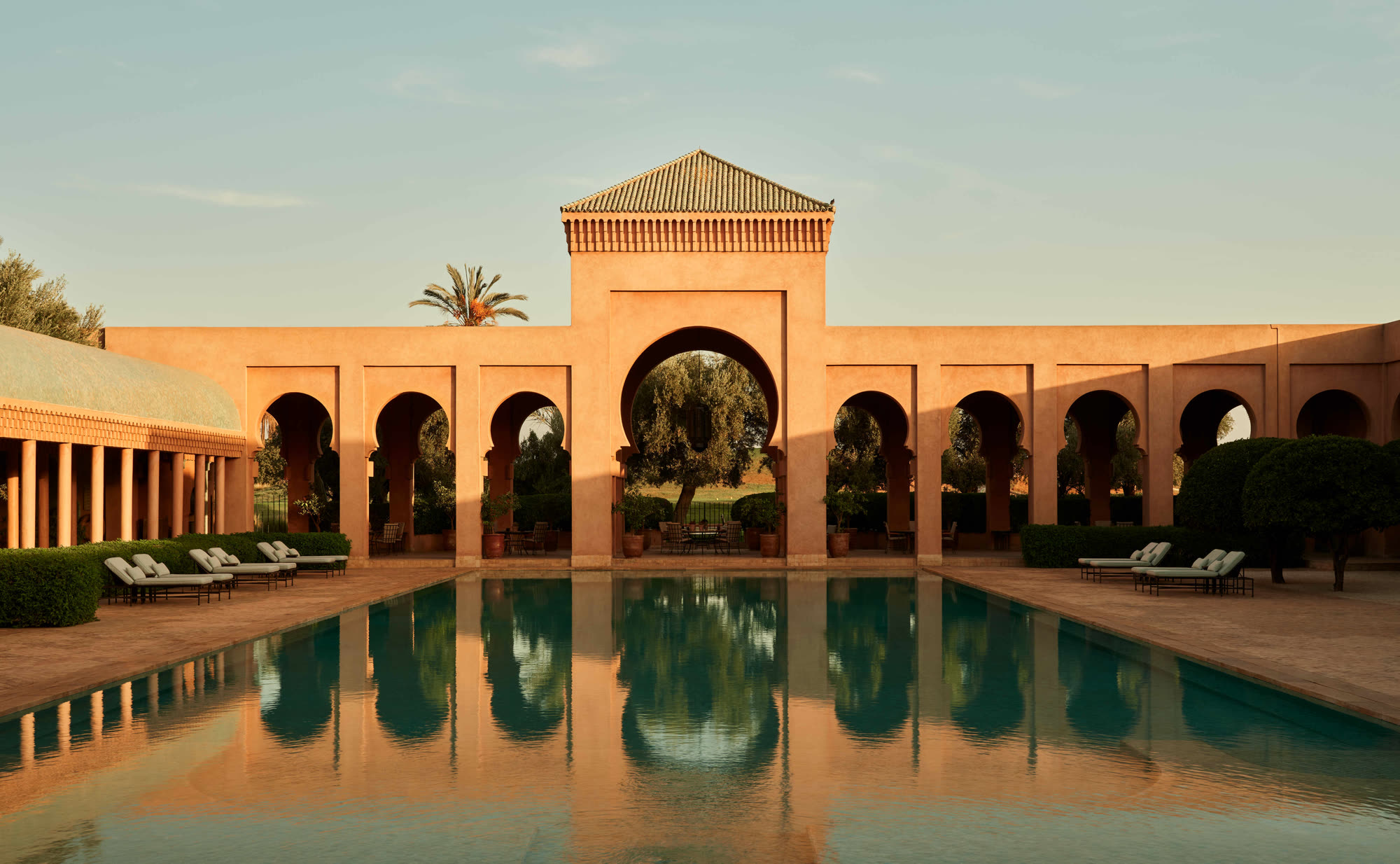 Le bassin central d’Amanjena, à Marrakech, bordé de palmiers