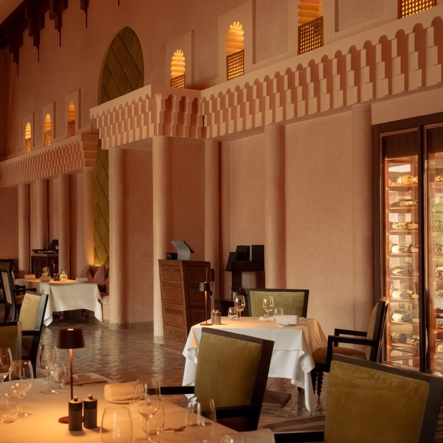 Une salle de restaurant d’Amanjena, dressée pour le service